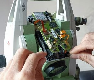 سرویس و تعمیرات تخصصی توتال استیشن